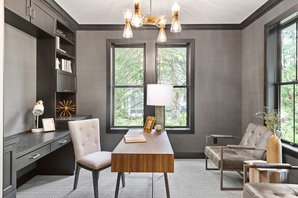Imagen de despacho clásico renovado de tamaño medio sin chimenea con paredes grises, moqueta, escritorio empotrado y suelo gris