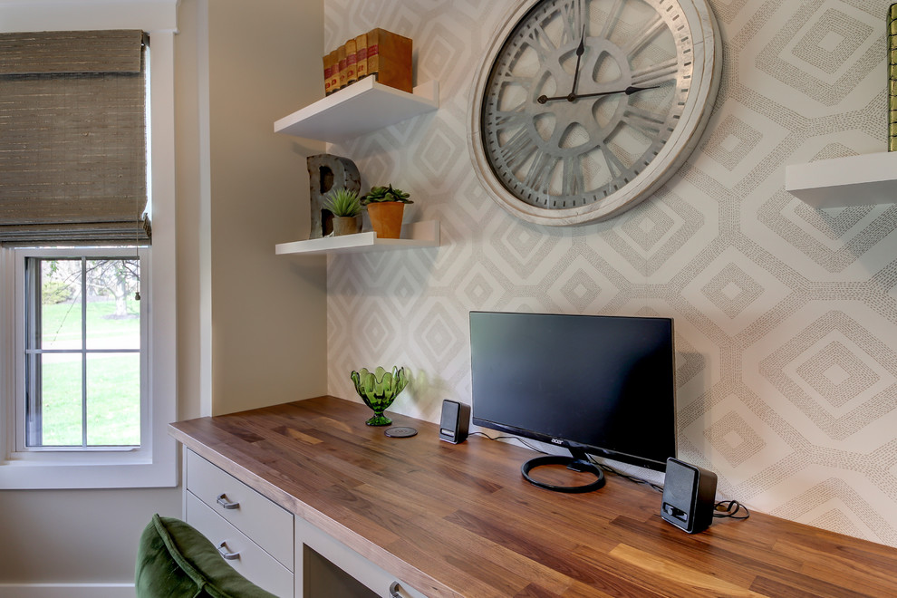 Diseño de despacho clásico renovado de tamaño medio sin chimenea con paredes grises, suelo de madera clara, escritorio empotrado y suelo marrón
