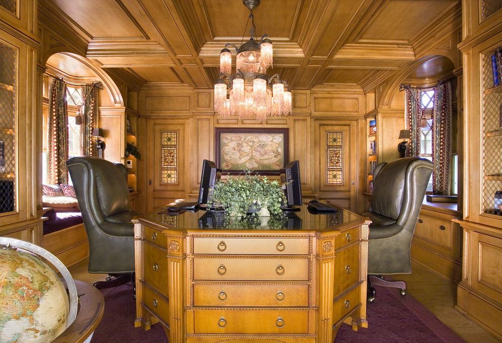 Esempio di un ampio ufficio chic con pareti marroni, pavimento in legno massello medio, nessun camino, scrivania autoportante e pavimento marrone