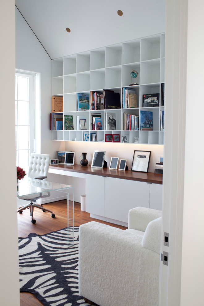 ボストンにある高級な中くらいなコンテンポラリースタイルのおしゃれな書斎 (白い壁、濃色無垢フローリング、自立型机) の写真