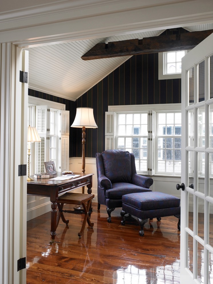 Idée de décoration pour un bureau marin de taille moyenne avec un mur bleu, un sol en bois brun et un bureau indépendant.