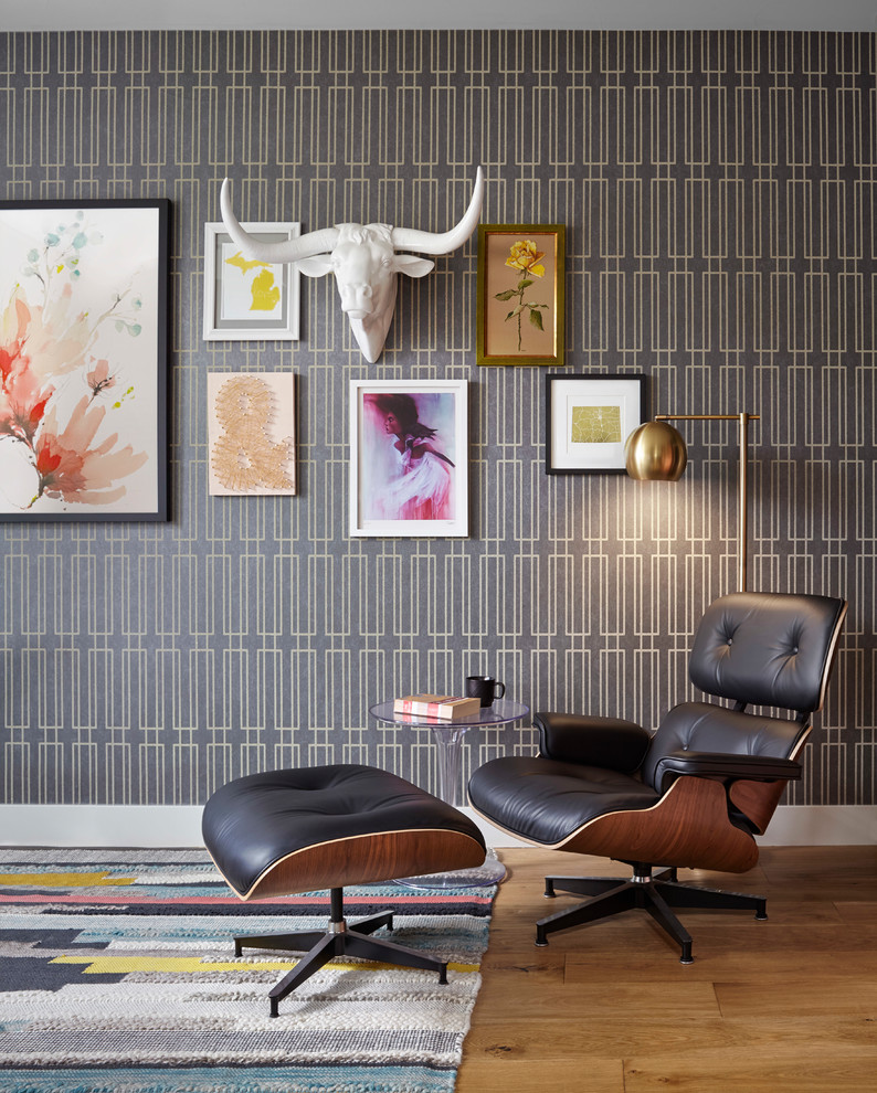 Esempio di un grande ufficio moderno con pareti multicolore, parquet chiaro, nessun camino, scrivania autoportante e pavimento beige