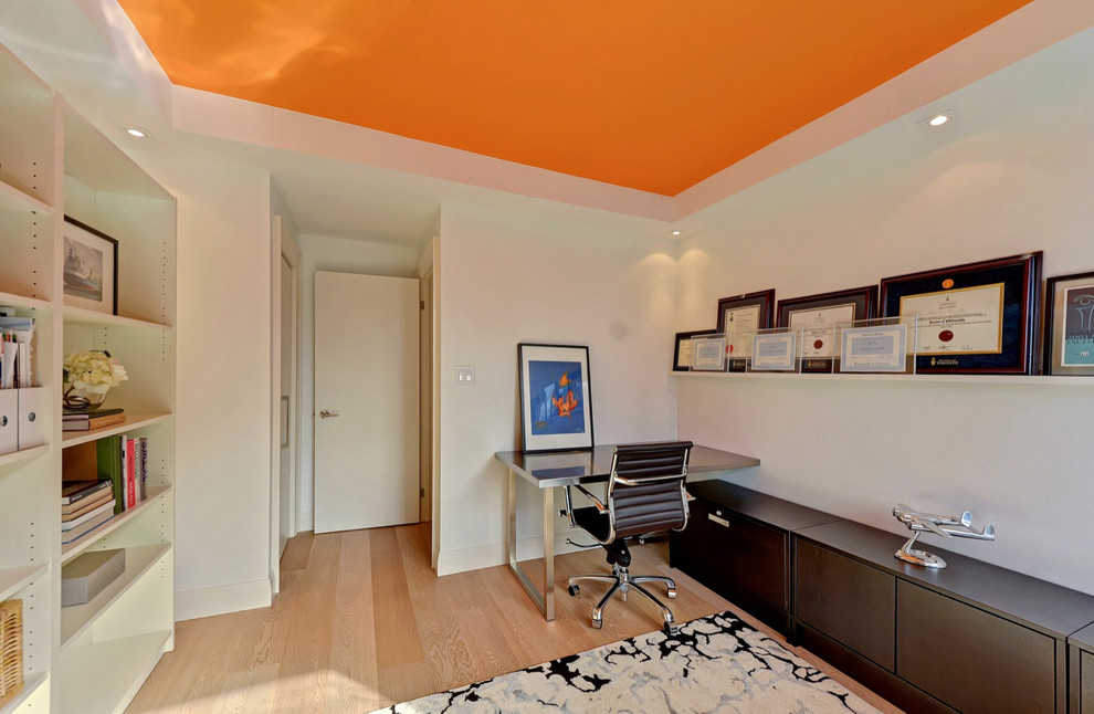 Mittelgroßes Modernes Arbeitszimmer mit Studio, hellem Holzboden und Einbau-Schreibtisch in Toronto