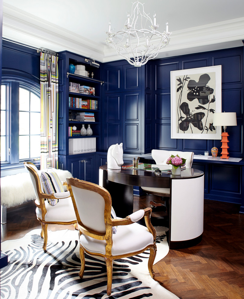 Пример оригинального дизайна: кабинет в стиле фьюжн с синими стенами, темным паркетным полом и отдельно стоящим рабочим столом