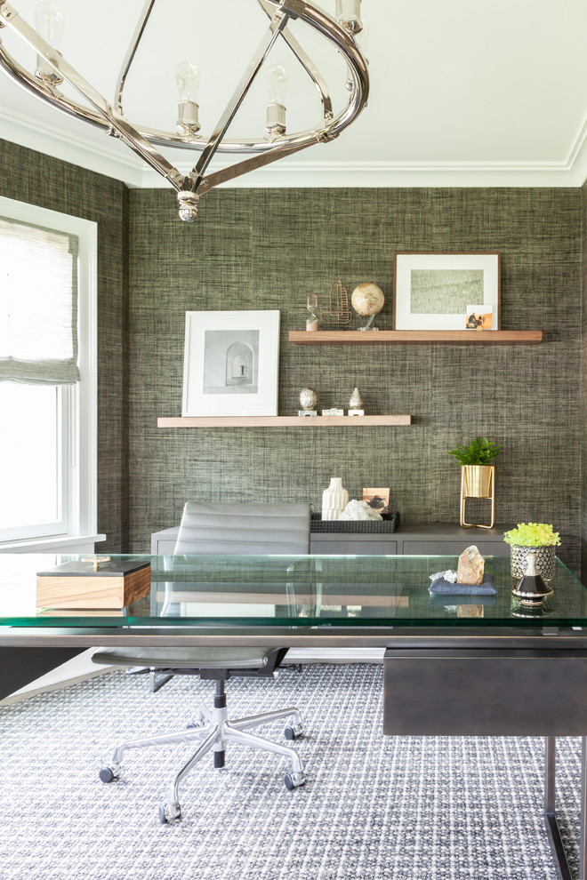 Источник вдохновения для домашнего уюта: рабочее место в стиле неоклассика (современная классика) с отдельно стоящим рабочим столом, обоями на стенах, ковровым покрытием, зелеными стенами и серым полом