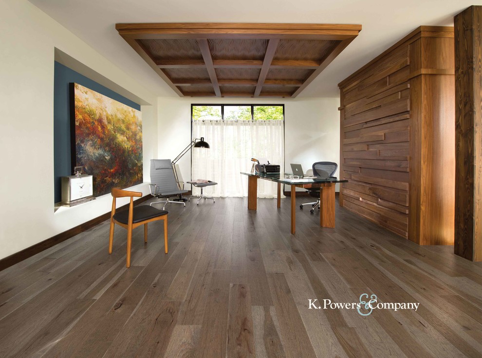 Idee per uno studio moderno con pavimento in legno massello medio