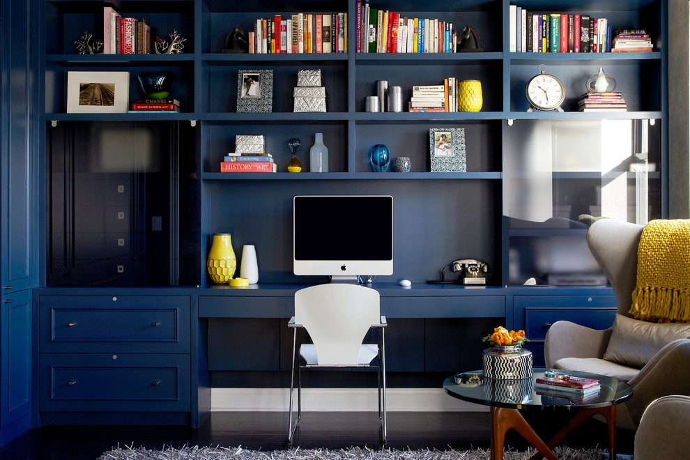 Идея дизайна: рабочее место в современном стиле с синими стенами, темным паркетным полом и встроенным рабочим столом