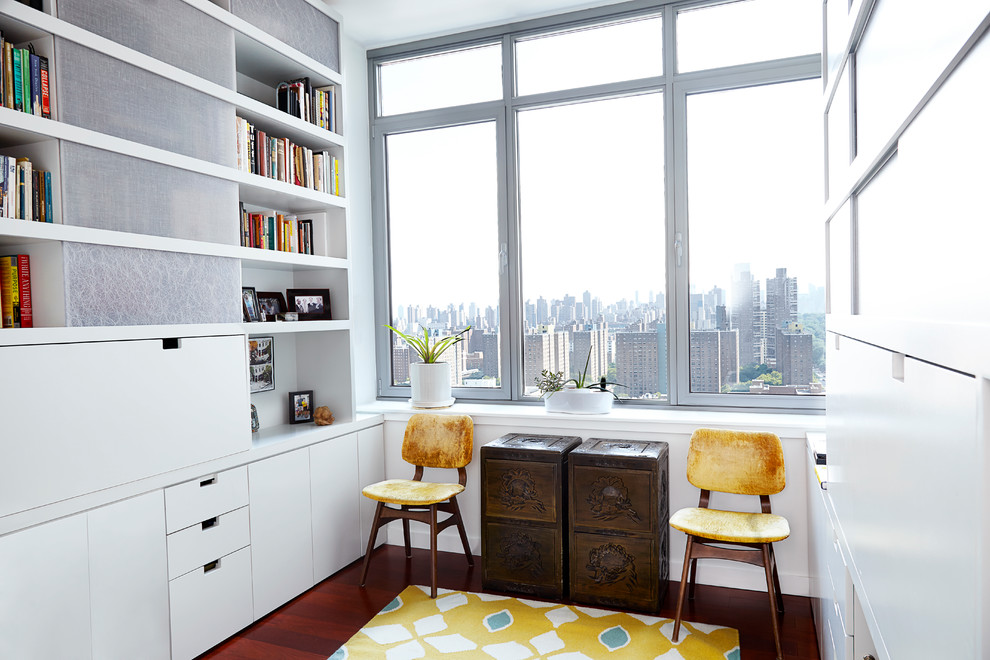 Ejemplo de despacho contemporáneo pequeño sin chimenea con paredes blancas, suelo de madera oscura y escritorio empotrado