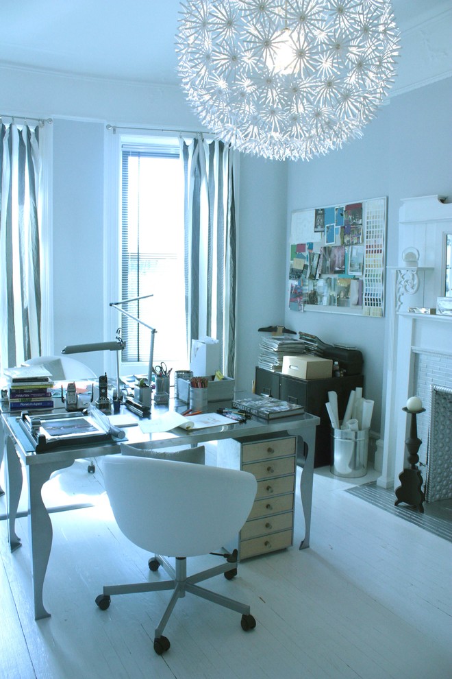 Foto de despacho ecléctico de tamaño medio con paredes grises, suelo de madera pintada y escritorio independiente