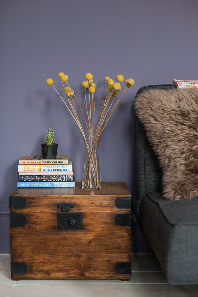 ロンドンにあるお手頃価格の広いエクレクティックスタイルのおしゃれな書斎 (紫の壁、塗装フローリング、標準型暖炉、漆喰の暖炉まわり、自立型机、白い床) の写真