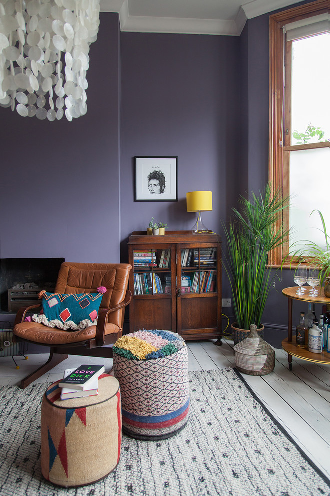 Idée de décoration pour un grand bureau bohème avec un mur violet, parquet peint, une cheminée standard, un manteau de cheminée en plâtre, un bureau indépendant et un sol blanc.