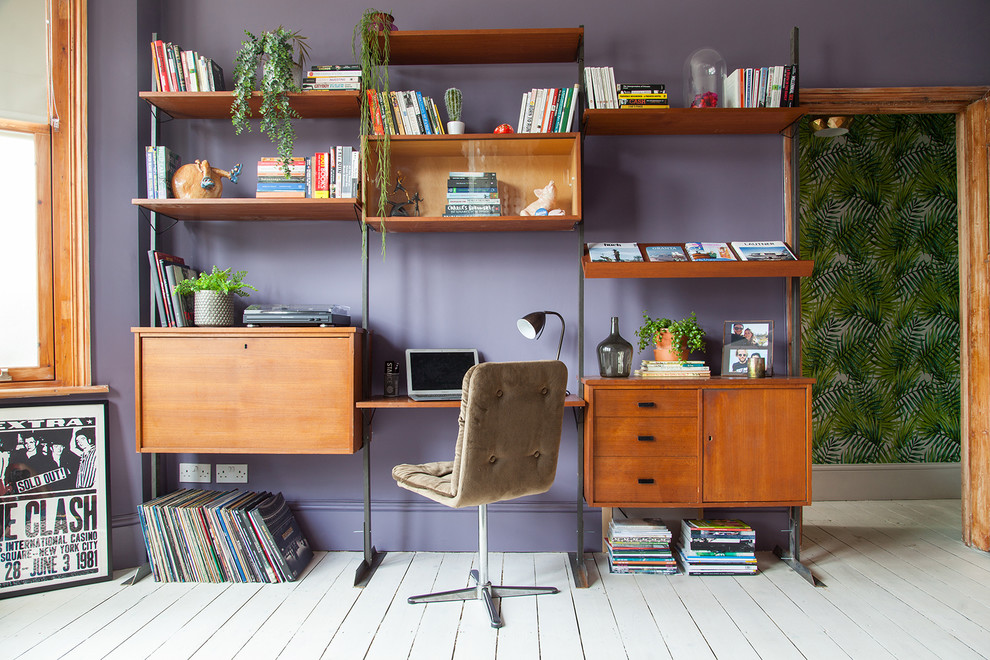 Ejemplo de despacho bohemio grande con paredes púrpuras, suelo de madera pintada, escritorio independiente y suelo blanco
