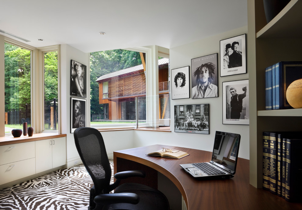 ニューヨークにあるコンテンポラリースタイルのおしゃれな書斎 (白い壁、暖炉なし、造り付け机、カーペット敷き) の写真