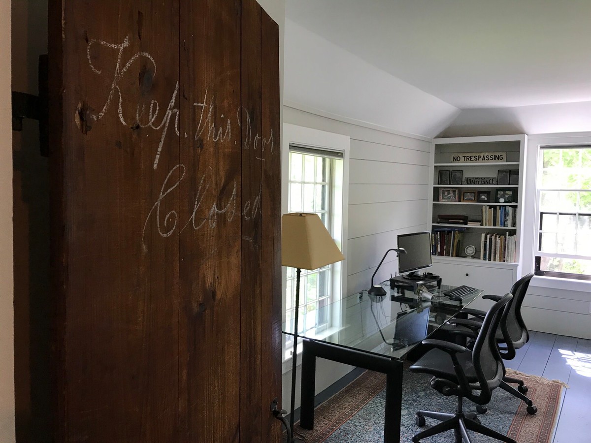 Imagen de despacho clásico renovado de tamaño medio con paredes grises, suelo de madera pintada, escritorio independiente y suelo azul