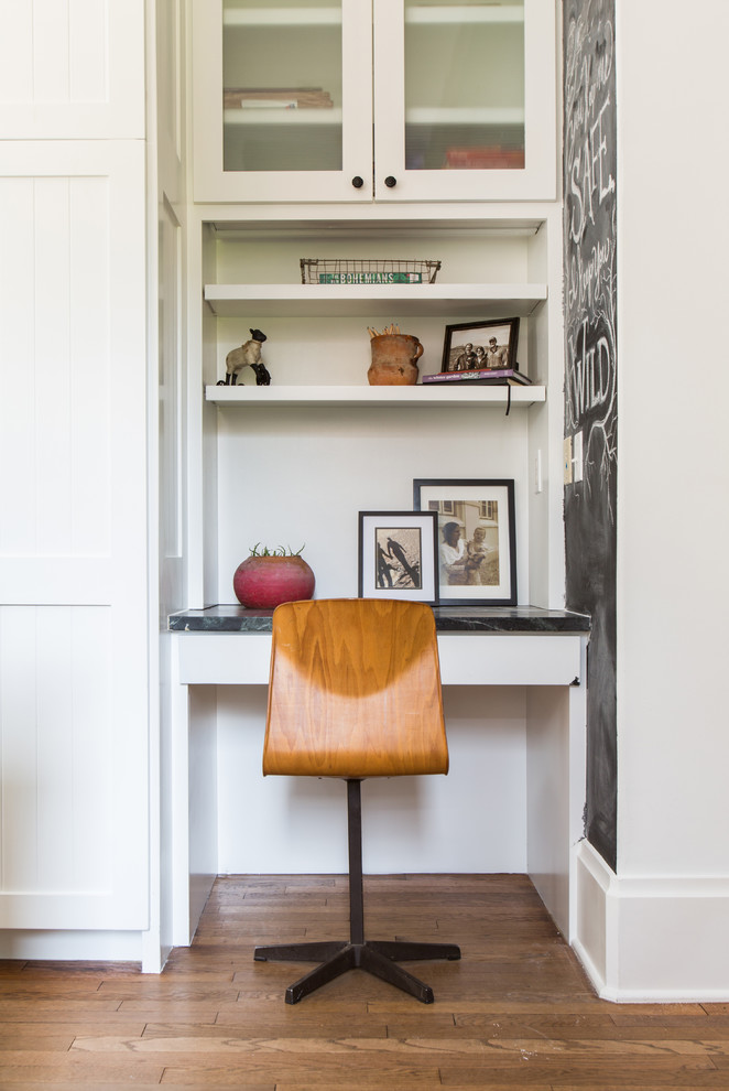 Idée de décoration pour un petit bureau tradition avec un mur blanc, un sol en bois brun, un bureau intégré et un sol marron.