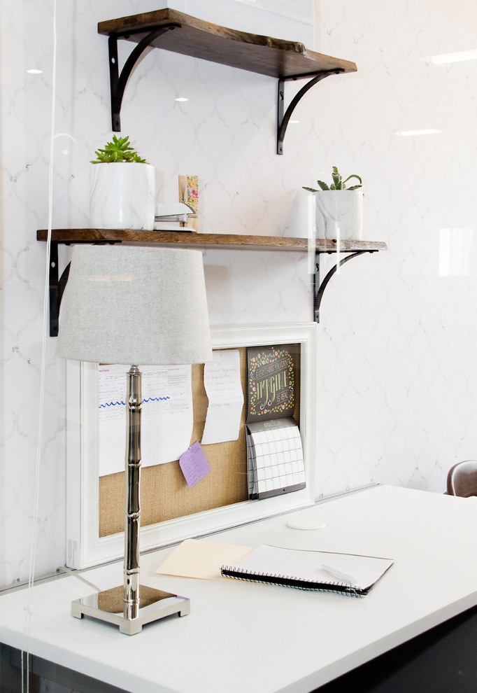 Foto di un ufficio chic di medie dimensioni con pareti bianche, moquette, nessun camino, scrivania autoportante e pavimento bianco