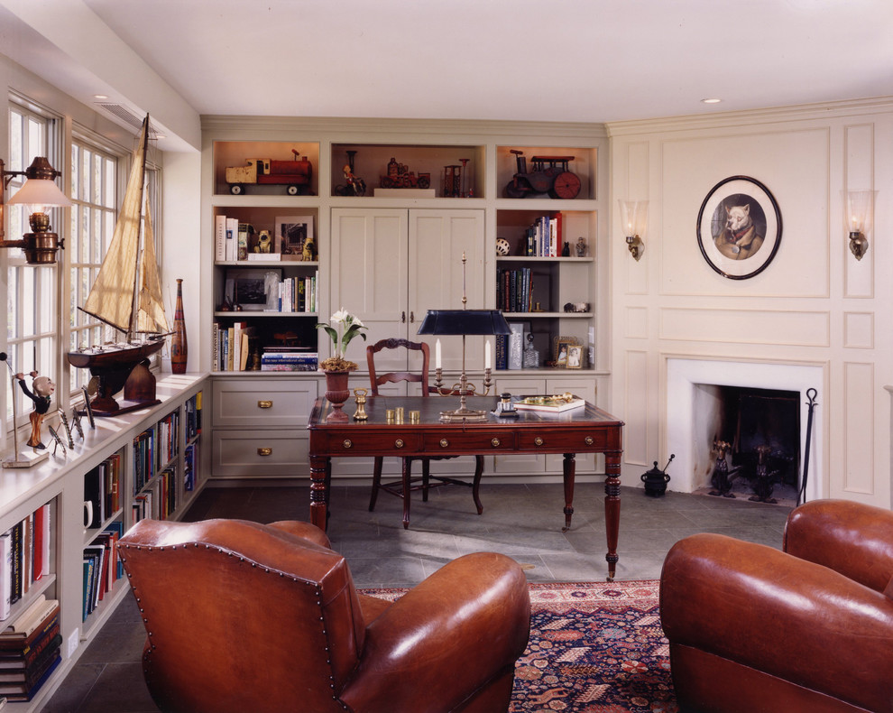 Пример оригинального дизайна: кабинет в классическом стиле с угловым камином