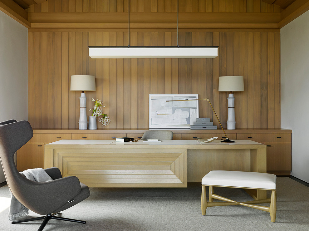 Foto de despacho exótico sin chimenea con moqueta, escritorio independiente y suelo gris