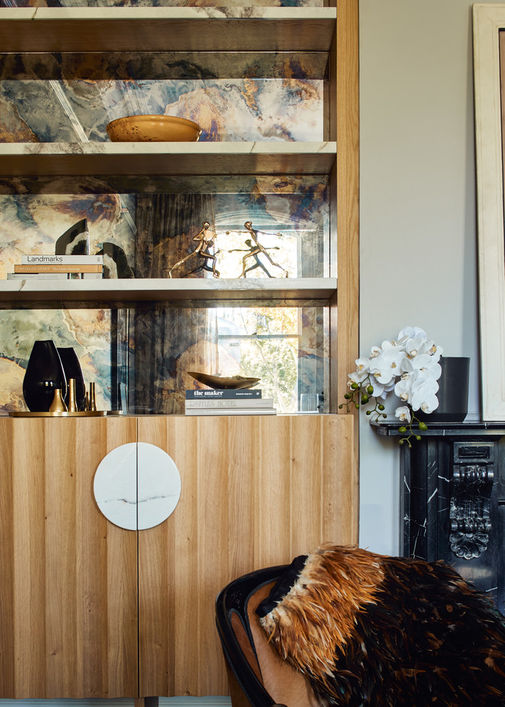 メルボルンにあるラグジュアリーな中くらいなコンテンポラリースタイルのおしゃれな書斎 (グレーの壁、塗装フローリング、自立型机) の写真