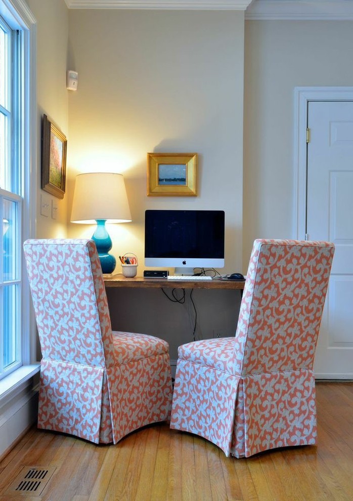 Exemple d'un petit bureau chic avec un mur beige, parquet clair, aucune cheminée et un bureau indépendant.