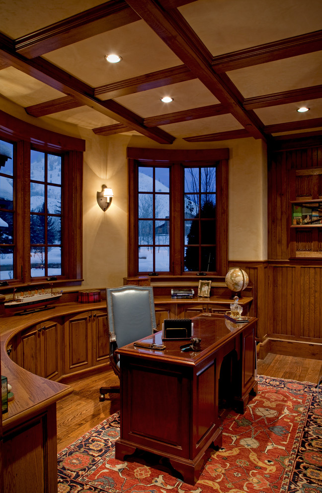 Idee per un ufficio classico di medie dimensioni con pareti beige, pavimento in legno massello medio e scrivania incassata