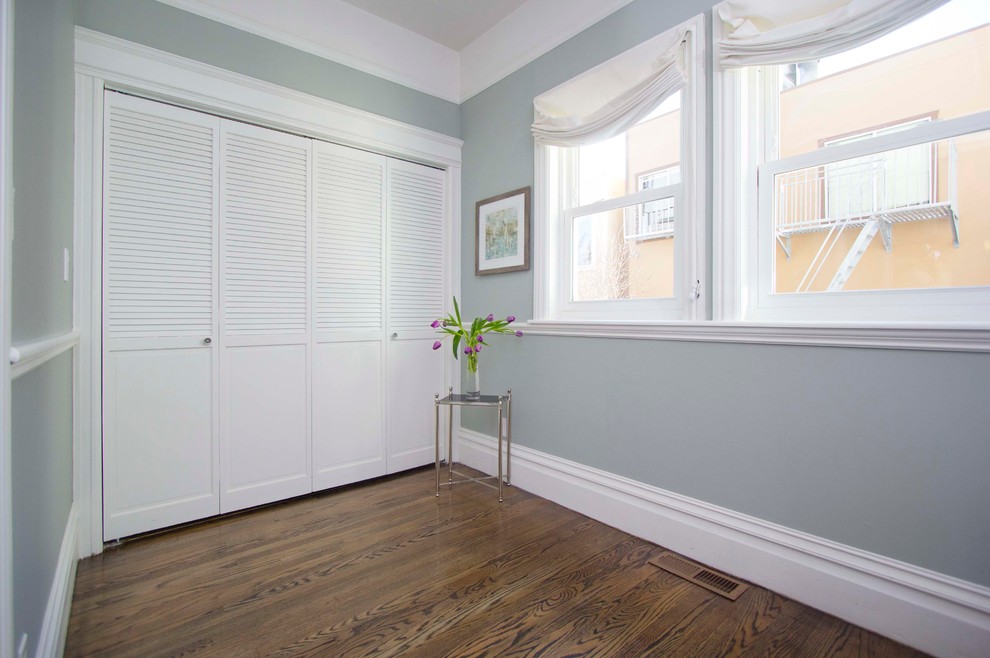 Imagen de despacho tradicional renovado de tamaño medio sin chimenea con paredes grises y suelo de madera en tonos medios