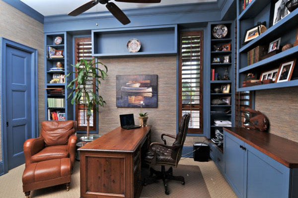 Foto de despacho de tamaño medio sin chimenea con paredes beige, moqueta y escritorio independiente