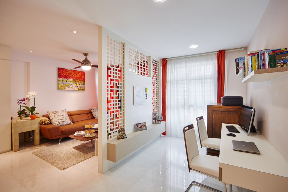 Ejemplo de despacho asiático de tamaño medio con paredes rosas y suelo de mármol