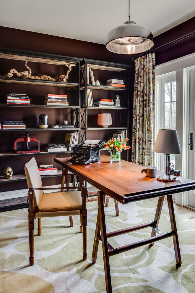 Diseño de despacho tradicional renovado de tamaño medio sin chimenea con paredes marrones, suelo de madera clara, escritorio independiente y suelo beige