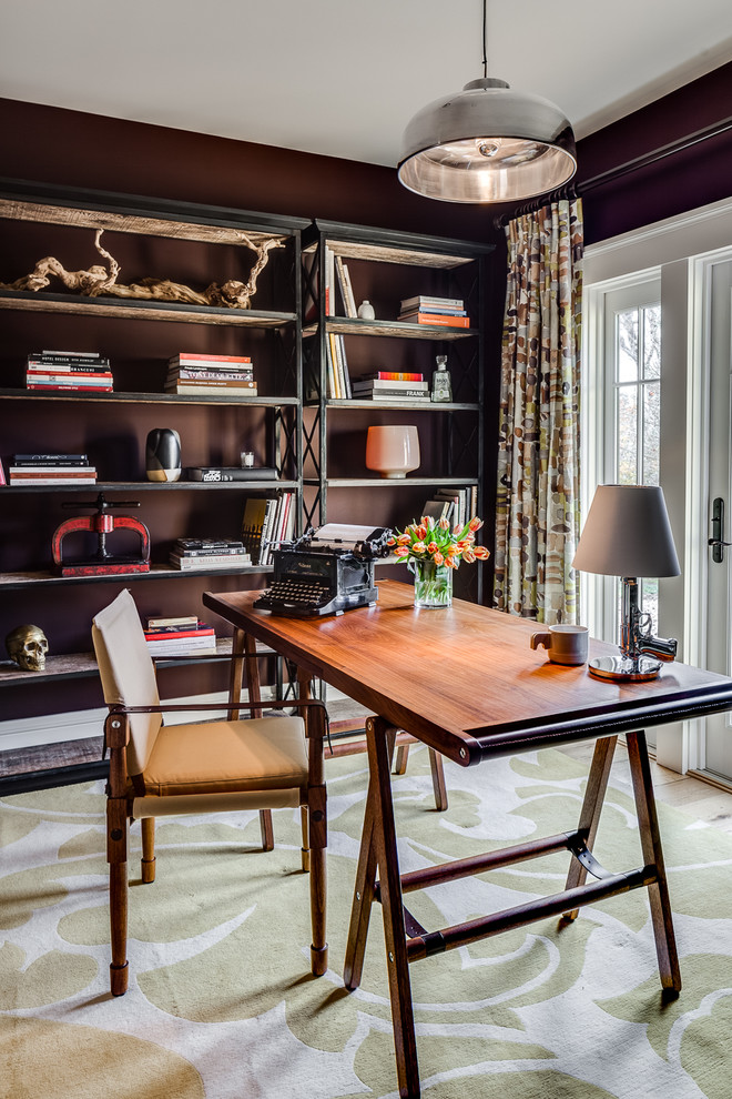 Diseño de despacho tradicional renovado con paredes marrones y escritorio independiente
