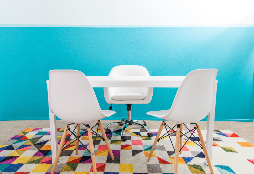 Foto de despacho minimalista pequeño con paredes azules, moqueta, escritorio independiente y suelo marrón