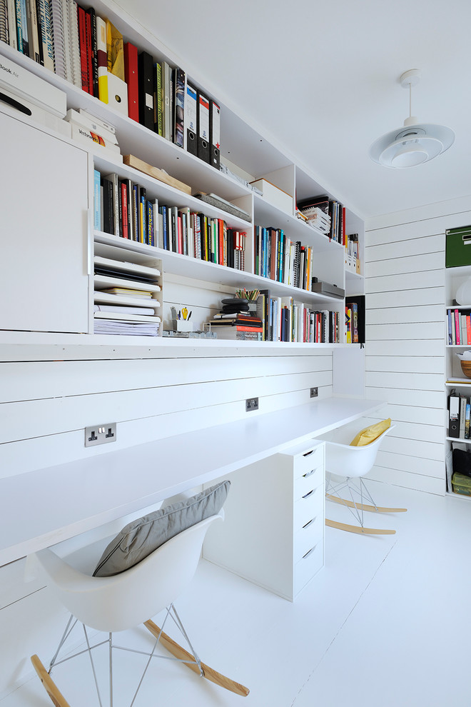 Idee per uno studio scandinavo con pareti bianche, scrivania incassata e pavimento bianco