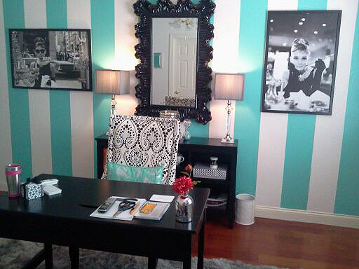 Imagen de despacho clásico renovado pequeño con paredes blancas, suelo de madera en tonos medios y escritorio independiente