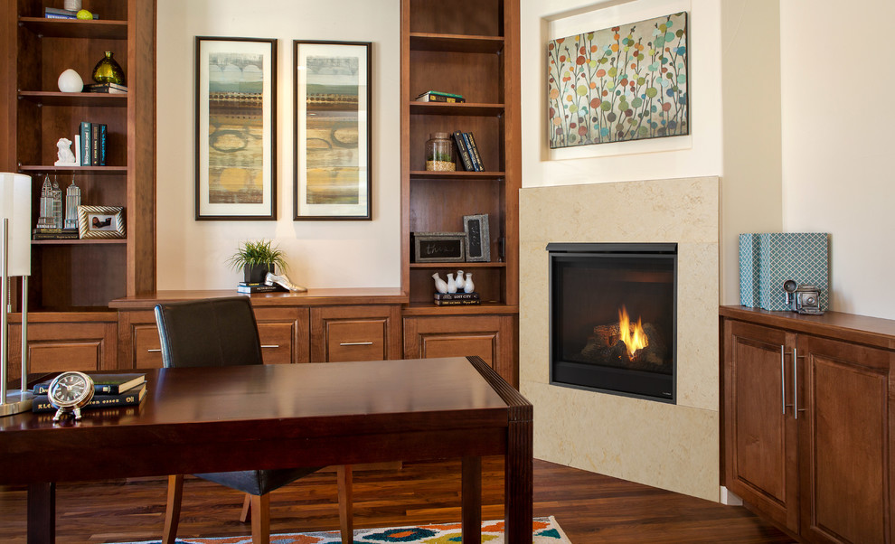ボルチモアにある広いトランジショナルスタイルのおしゃれな書斎 (白い壁、濃色無垢フローリング、コーナー設置型暖炉、石材の暖炉まわり、自立型机、茶色い床) の写真