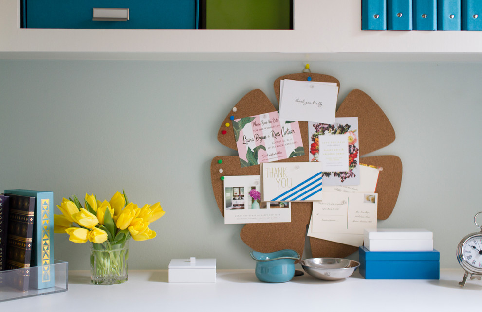 Inspiration för ett mellanstort eklektiskt arbetsrum, med blå väggar, mellanmörkt trägolv och ett inbyggt skrivbord