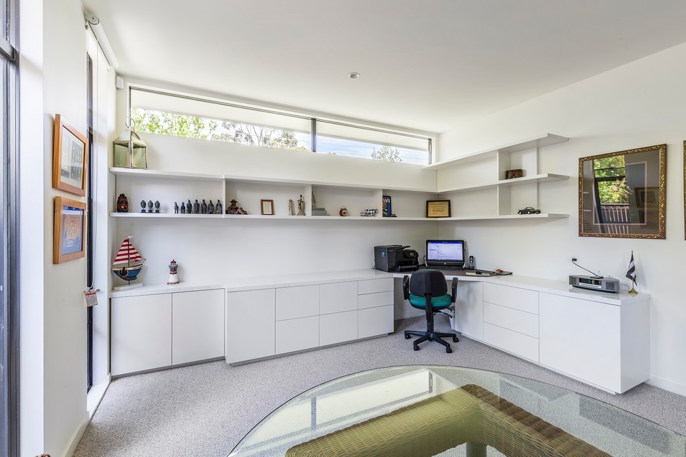 Idee per un ufficio contemporaneo di medie dimensioni con pareti bianche, moquette, scrivania incassata e pavimento grigio