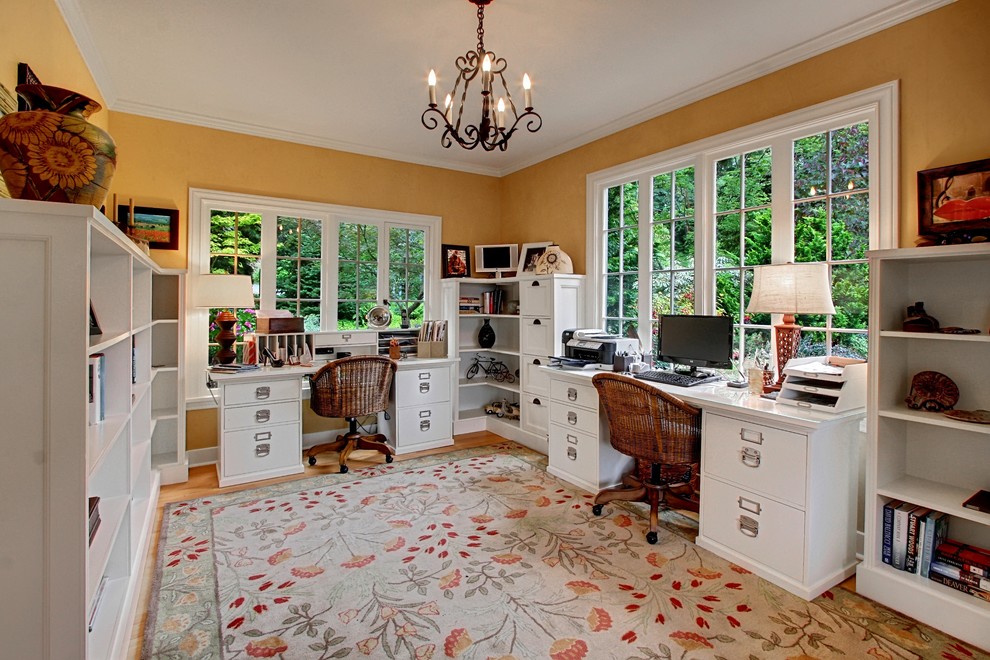 Idéer för att renovera ett lantligt arbetsrum, med mellanmörkt trägolv, ett fristående skrivbord och gula väggar