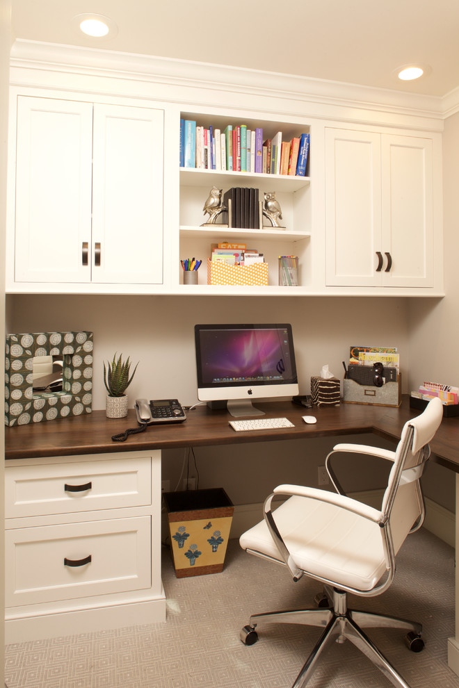 Idéer för ett litet klassiskt arbetsrum, med heltäckningsmatta och ett inbyggt skrivbord