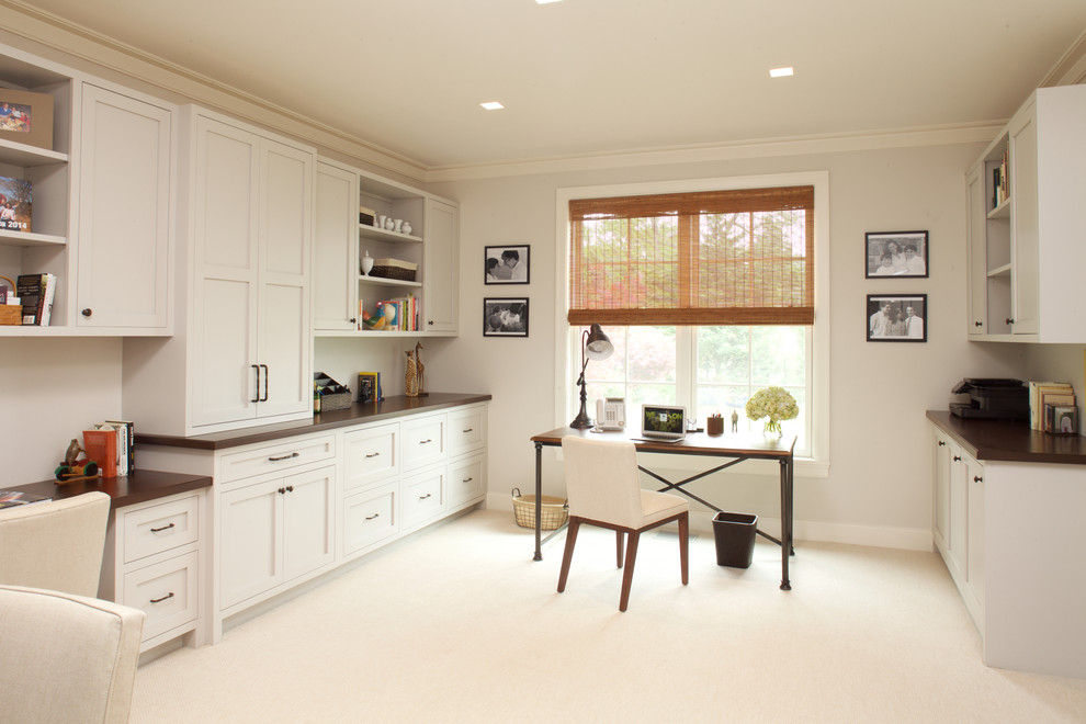 Modelo de despacho tradicional renovado grande con moqueta, escritorio independiente y paredes grises