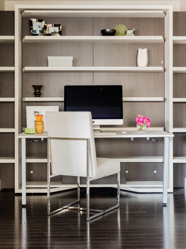 Mittelgroßes Modernes Arbeitszimmer mit grauer Wandfarbe, dunklem Holzboden und Einbau-Schreibtisch in Boston