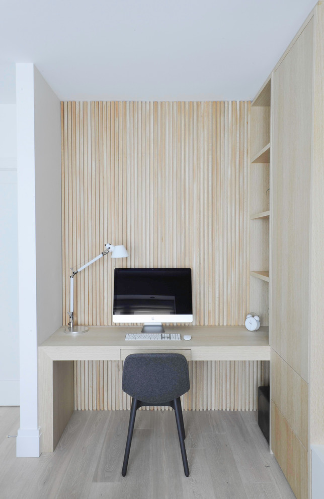 Ejemplo de despacho escandinavo de tamaño medio con paredes blancas, suelo de madera clara y escritorio empotrado