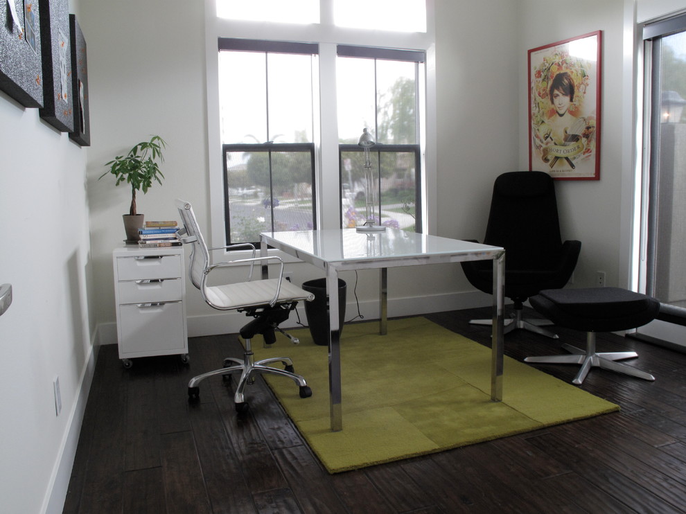 Example of a trendy home office design in Los Angeles