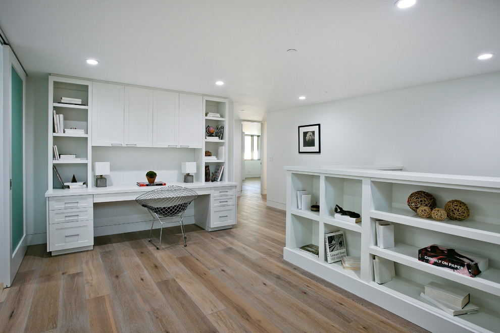 Идея дизайна: большой кабинет в стиле неоклассика (современная классика) с белыми стенами, светлым паркетным полом и встроенным рабочим столом без камина