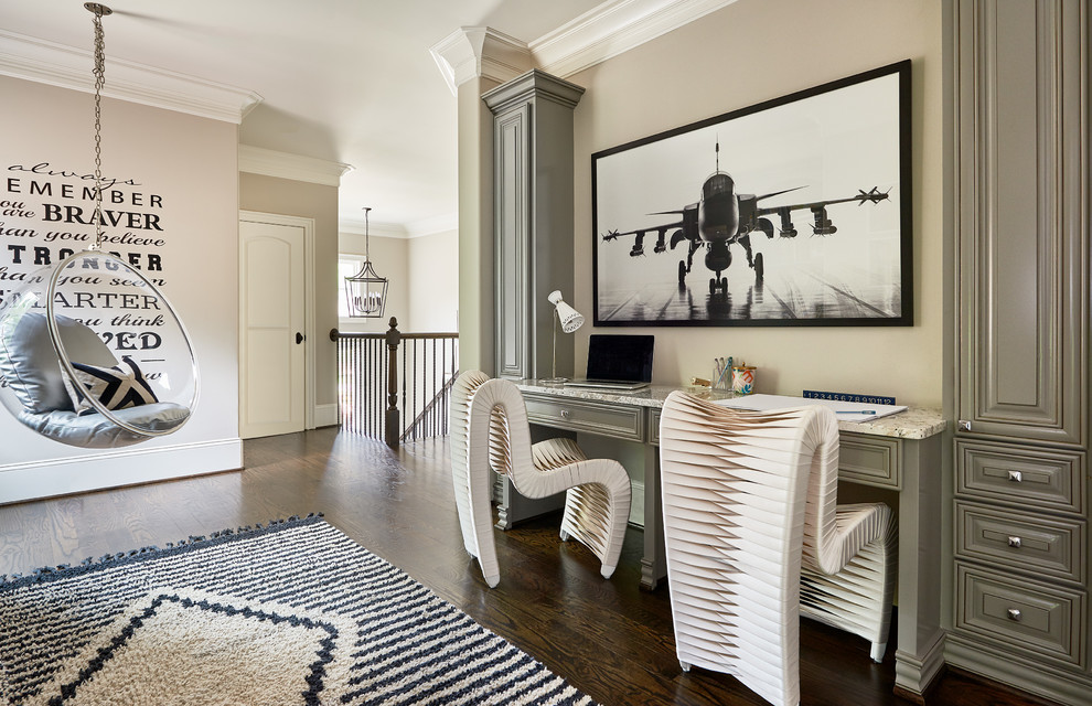 シャーロットにあるトランジショナルスタイルのおしゃれなホームオフィス・書斎 (ベージュの壁、濃色無垢フローリング、造り付け机、茶色い床) の写真