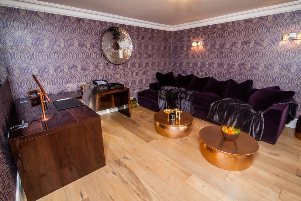 Idée de décoration pour un grand bureau tradition avec un mur violet, parquet clair et un bureau indépendant.