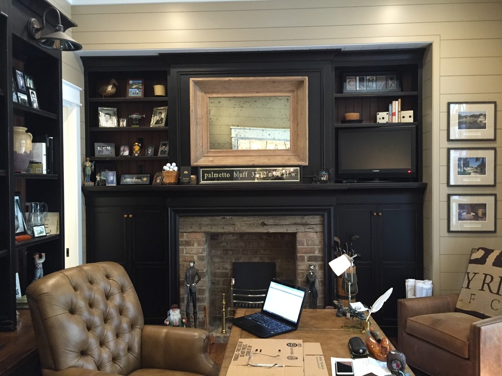 Imagen de despacho campestre de tamaño medio con paredes blancas, escritorio independiente, todas las chimeneas y marco de chimenea de ladrillo