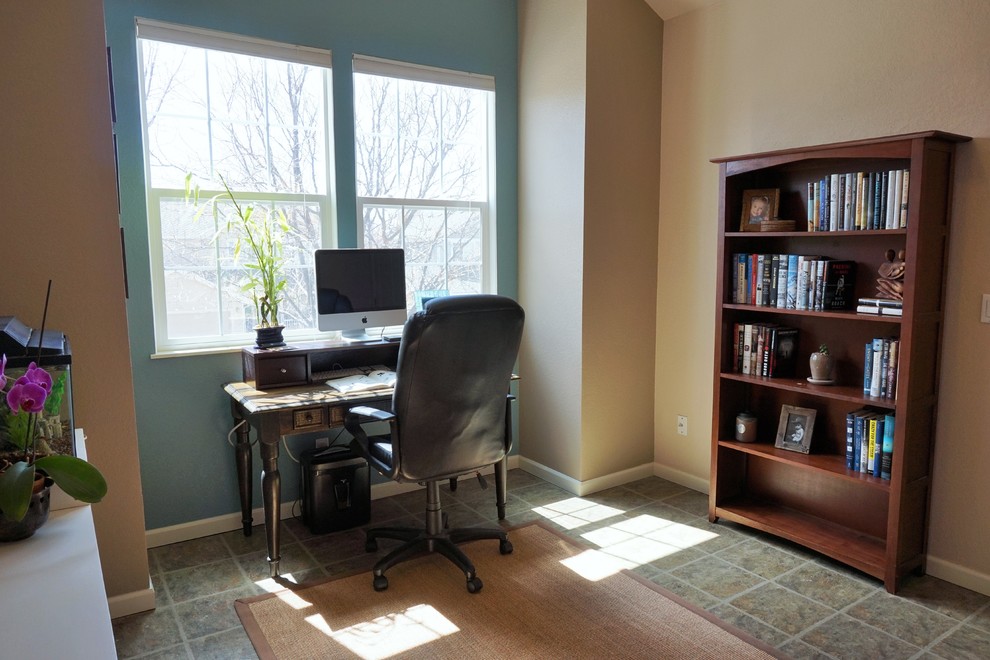 Kleines Klassisches Arbeitszimmer ohne Kamin mit Arbeitsplatz, bunten Wänden, Porzellan-Bodenfliesen, freistehendem Schreibtisch und braunem Boden in Denver