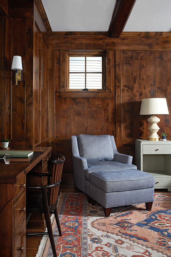 Diseño de despacho costero de tamaño medio con paredes marrones, suelo de madera en tonos medios, escritorio empotrado y suelo marrón