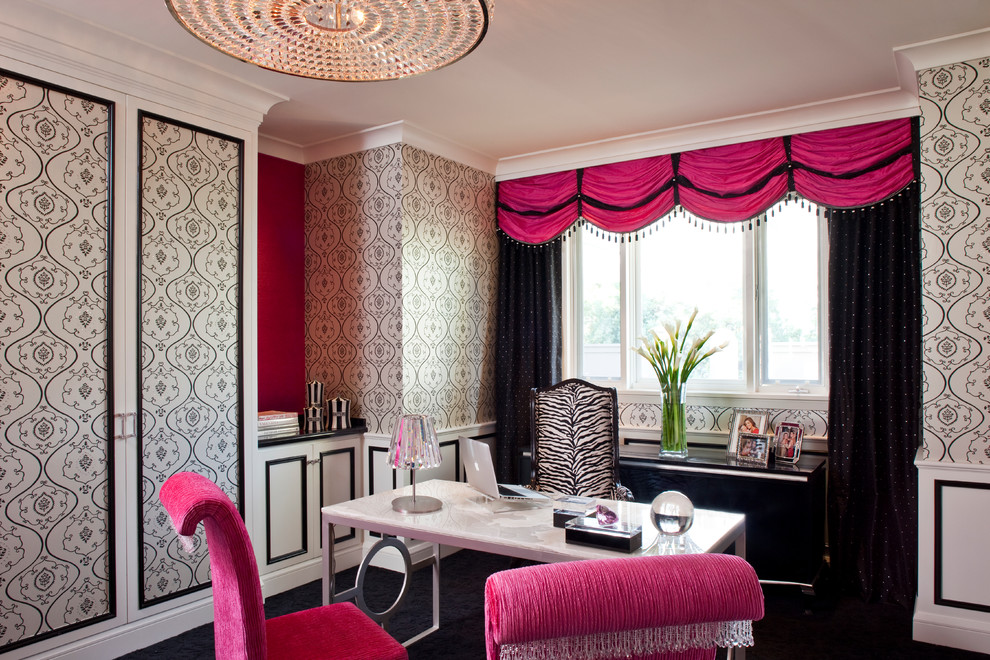 Imagen de despacho contemporáneo grande sin chimenea con paredes multicolor, moqueta y escritorio independiente