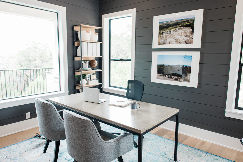 Inspiration pour un bureau traditionnel de taille moyenne et de type studio avec un mur gris, parquet clair, un bureau indépendant et un sol marron.